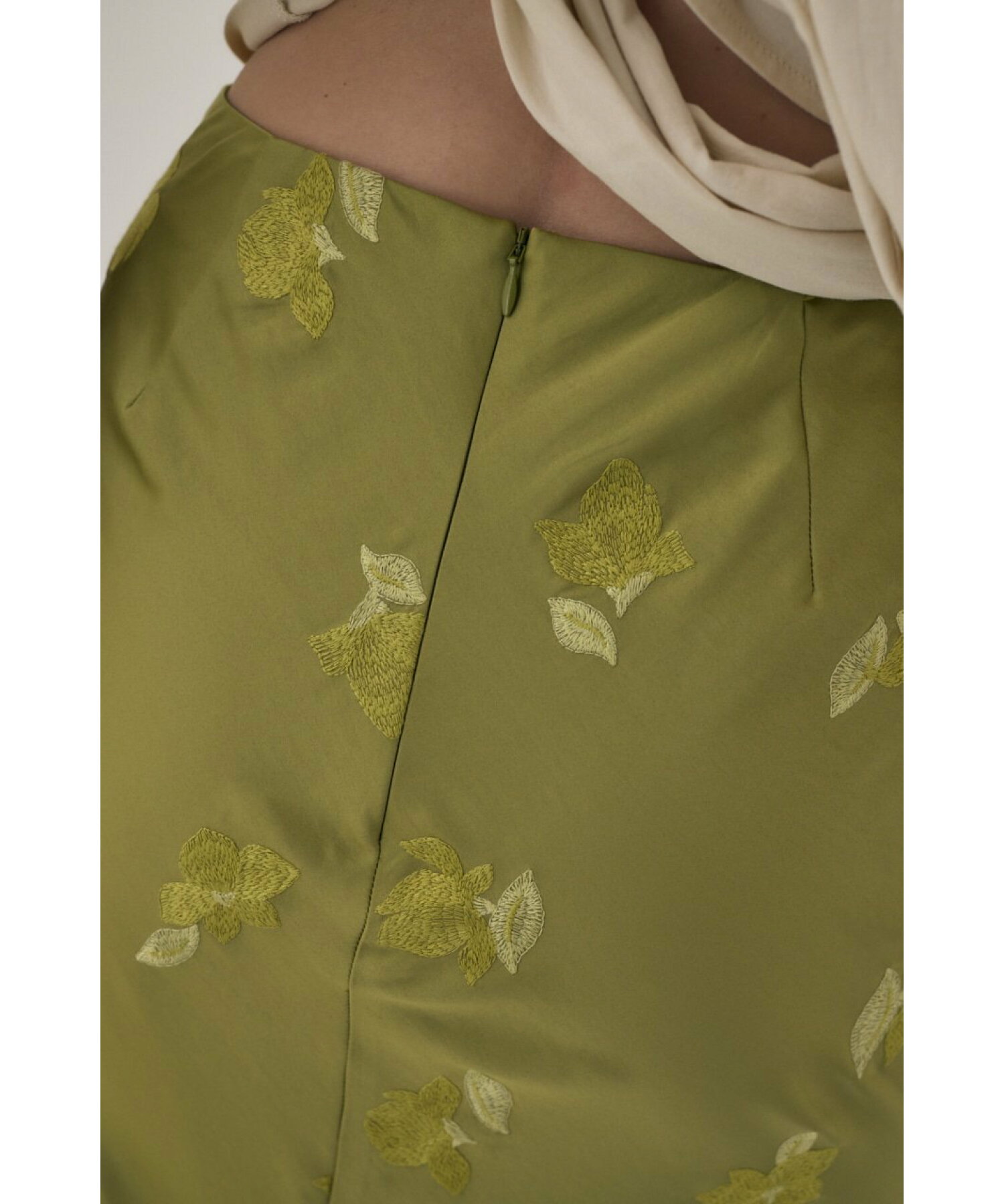 リサイクルポリエステルサテン生地刺繍サテンスカート
